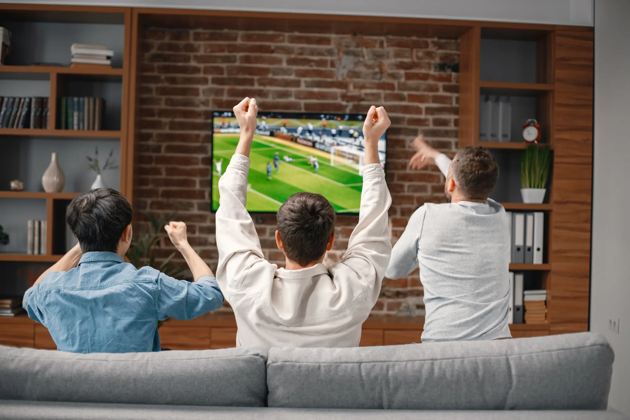 Deutsch IPTV Benutzeroberfläche mit deutschen und portugiesischen Sendern auf einem Smart TV